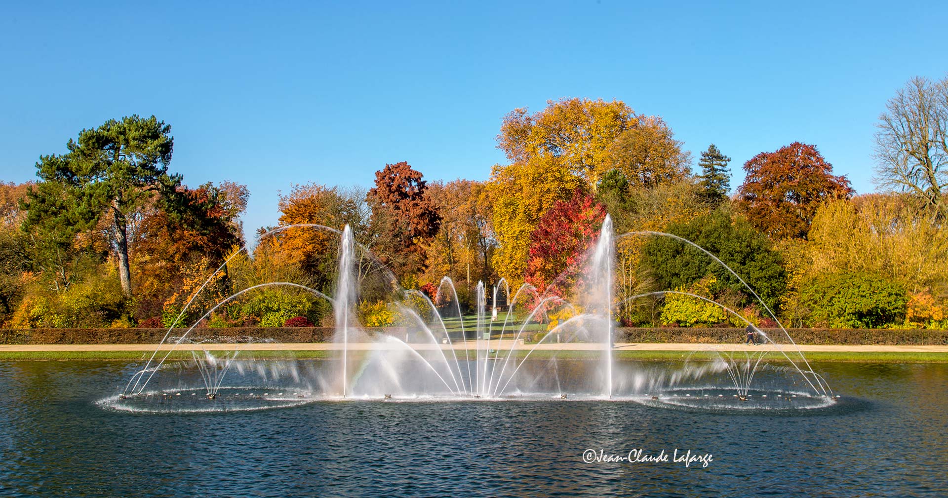 Couleurs d'Automne. Jets d'eau du Miroir d'eau dans les bosquets du Château de Versailles.